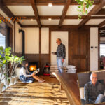 岡崎市の壁一面の本棚と薪ストーブのある和モダンな家