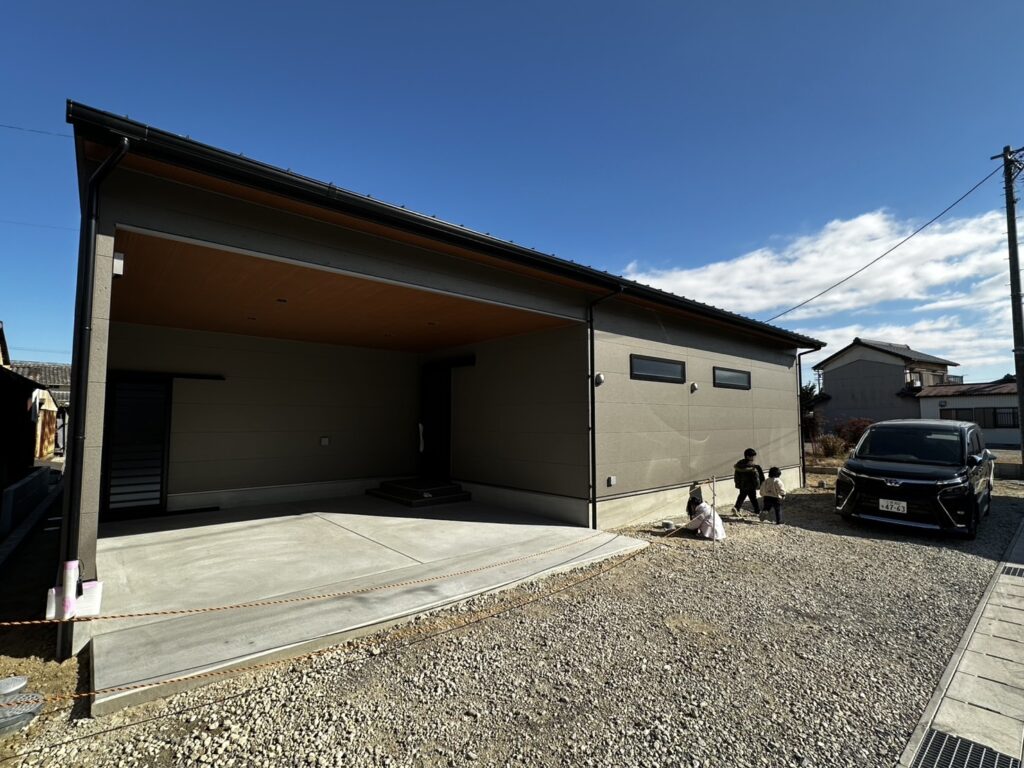 無駄を削ぎ落とした、平屋のモダンな佇まい