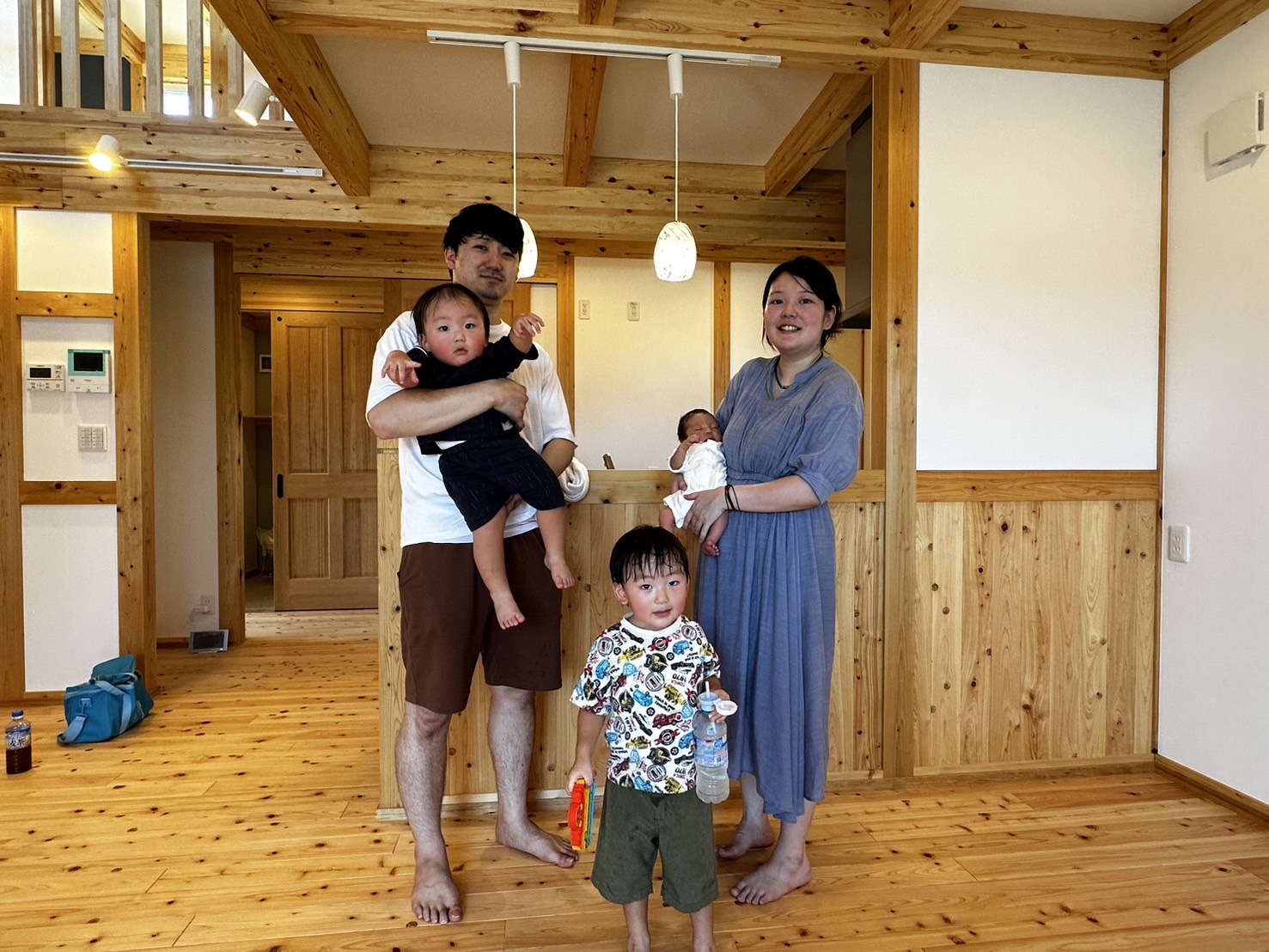 稲沢市の梁と壁紙で彩る、こだわりの木の家