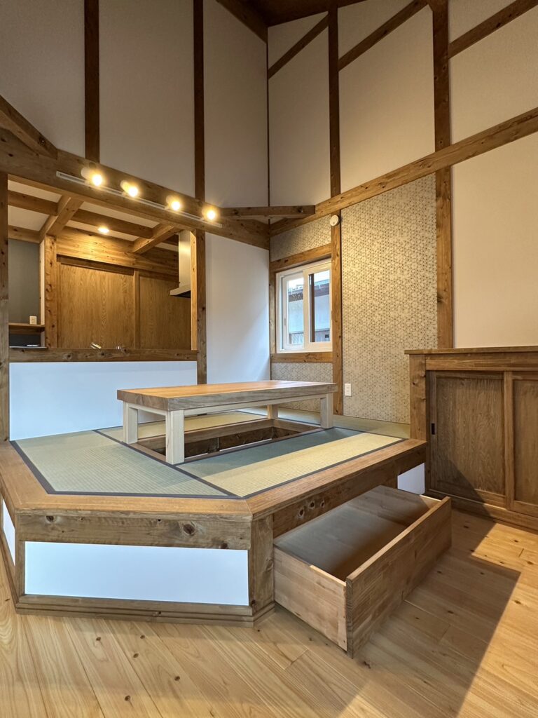 小上がりの段差から引き出した大型の収納引き出し